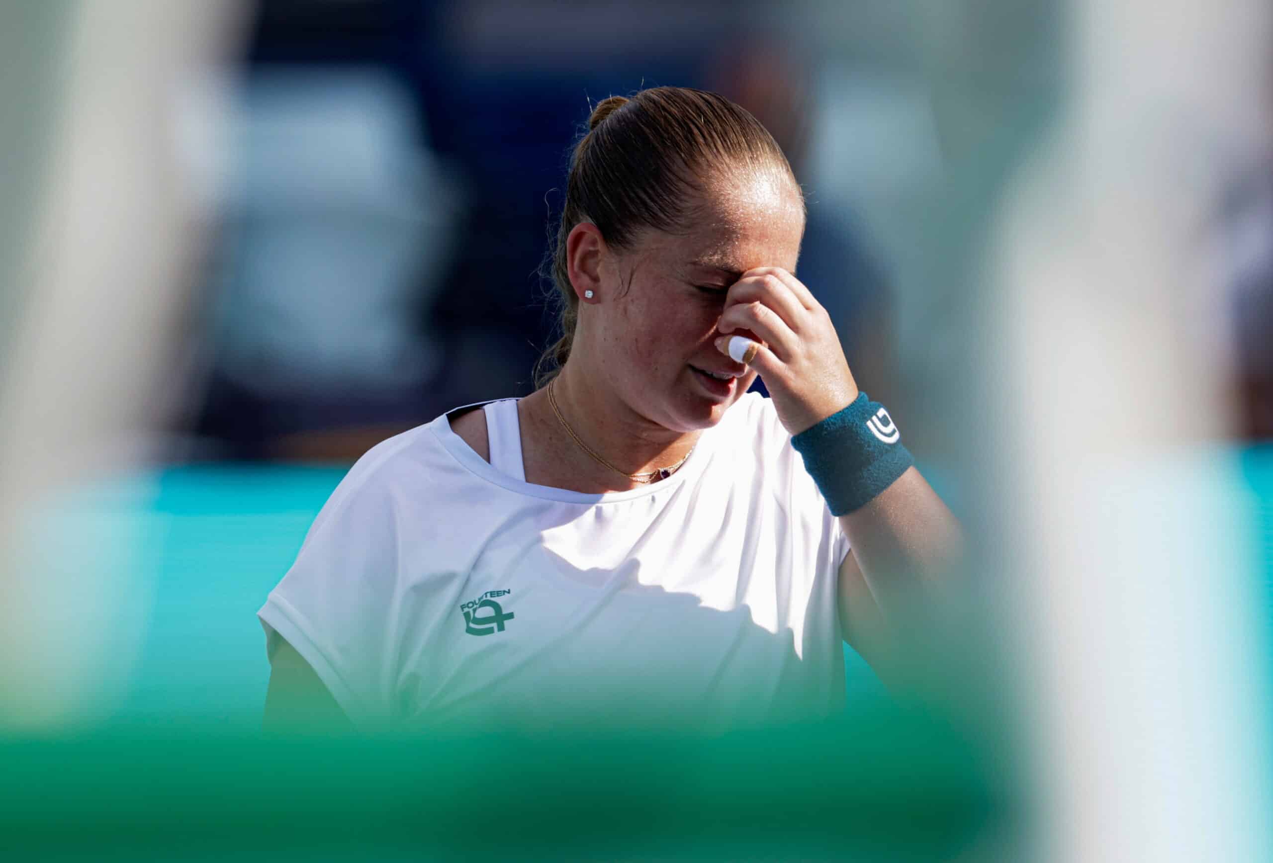 Lietus aptur Aļonas Ostapenko cīņu Īstbornas pusfinālā – fināls bez Latvijas pirmās raketes