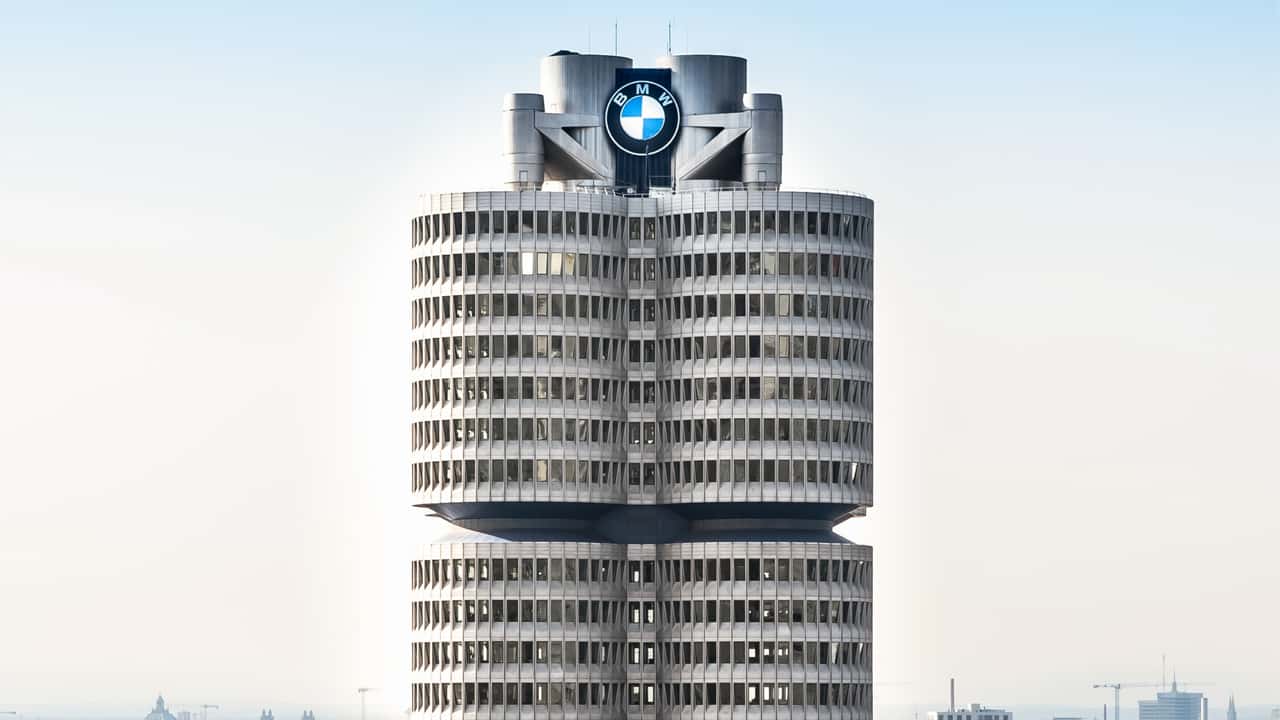 Kāpēc BMW galvenā mītne Minhenē izskatās kā dzinējs? Ieskats arhitektūras ikonā