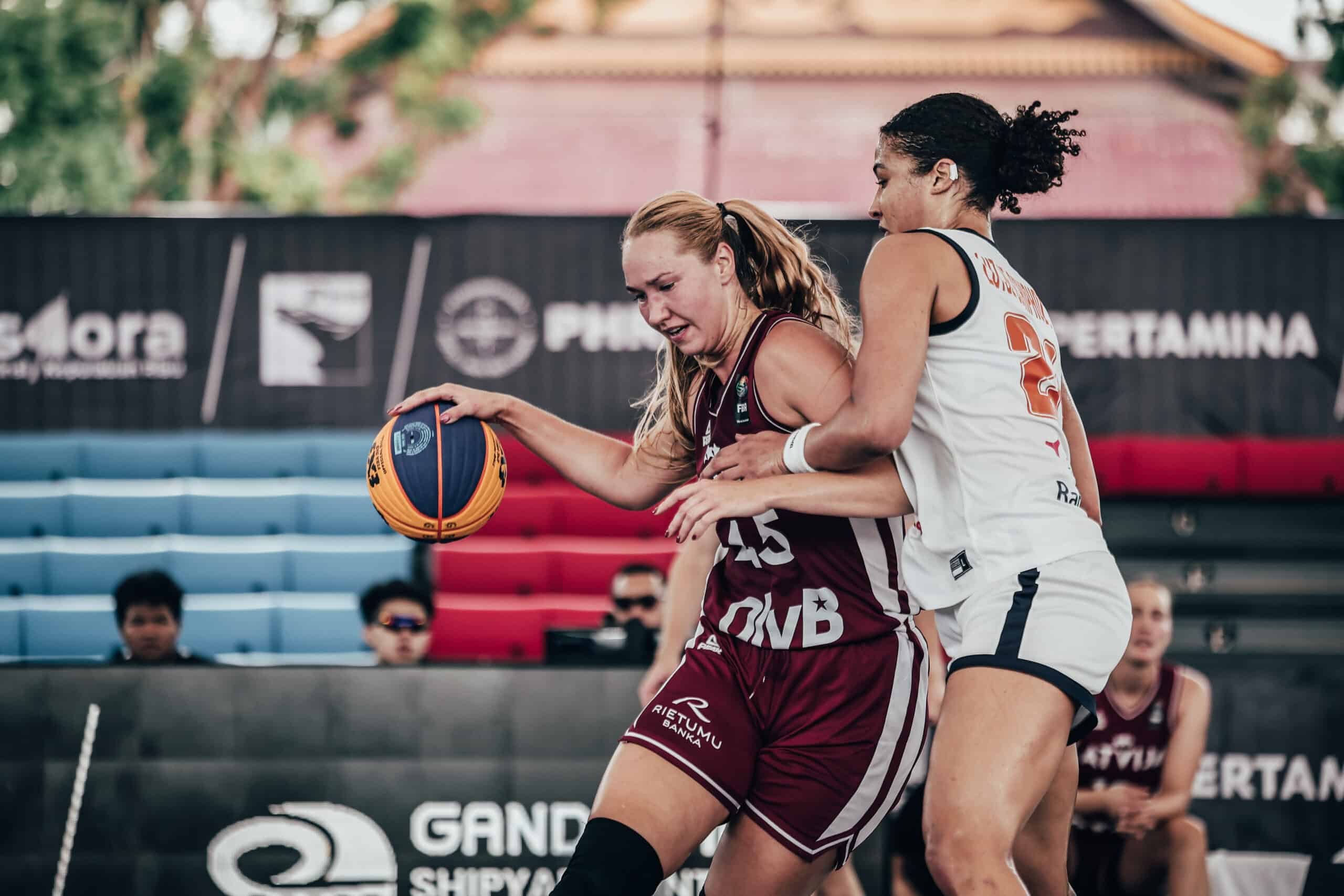Latvijas 3×3 basketbolistes Pasaules sērijas ceturtdaļfinālā piekāpjas spēcīgajai Nīderlandei