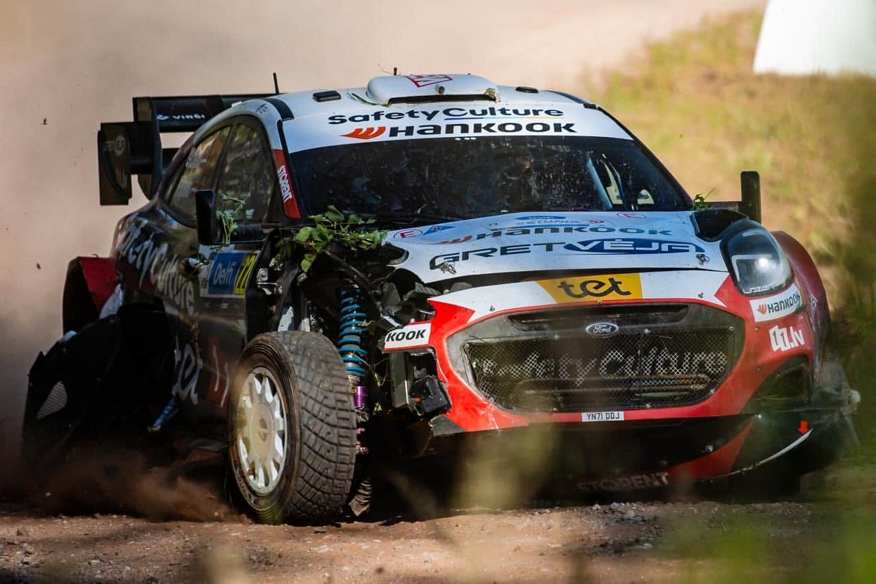 Seska ekipāža Igaunijas WRC posma “shakedown” testos bojā automašīnu – mehāniķiem steidzams darbs