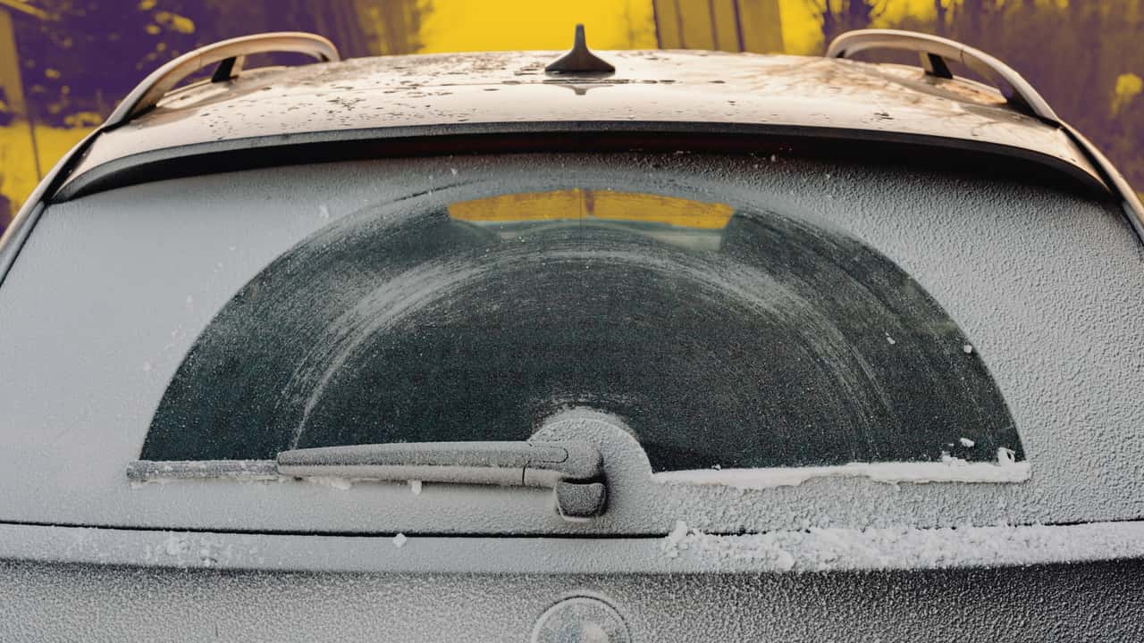 Kāpēc dažām automašīnām nav aizmugurējā stikla tīrītāja? Aerodinamika atklāj patiesību