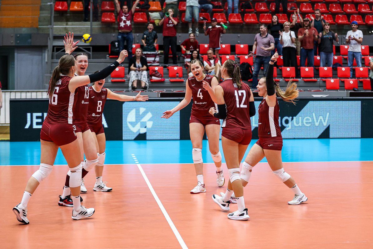 Latvijas sieviešu volejbola izlase noslēdz Eiropas čempionātu ar dramatisku uzvaru pār Ungāriju