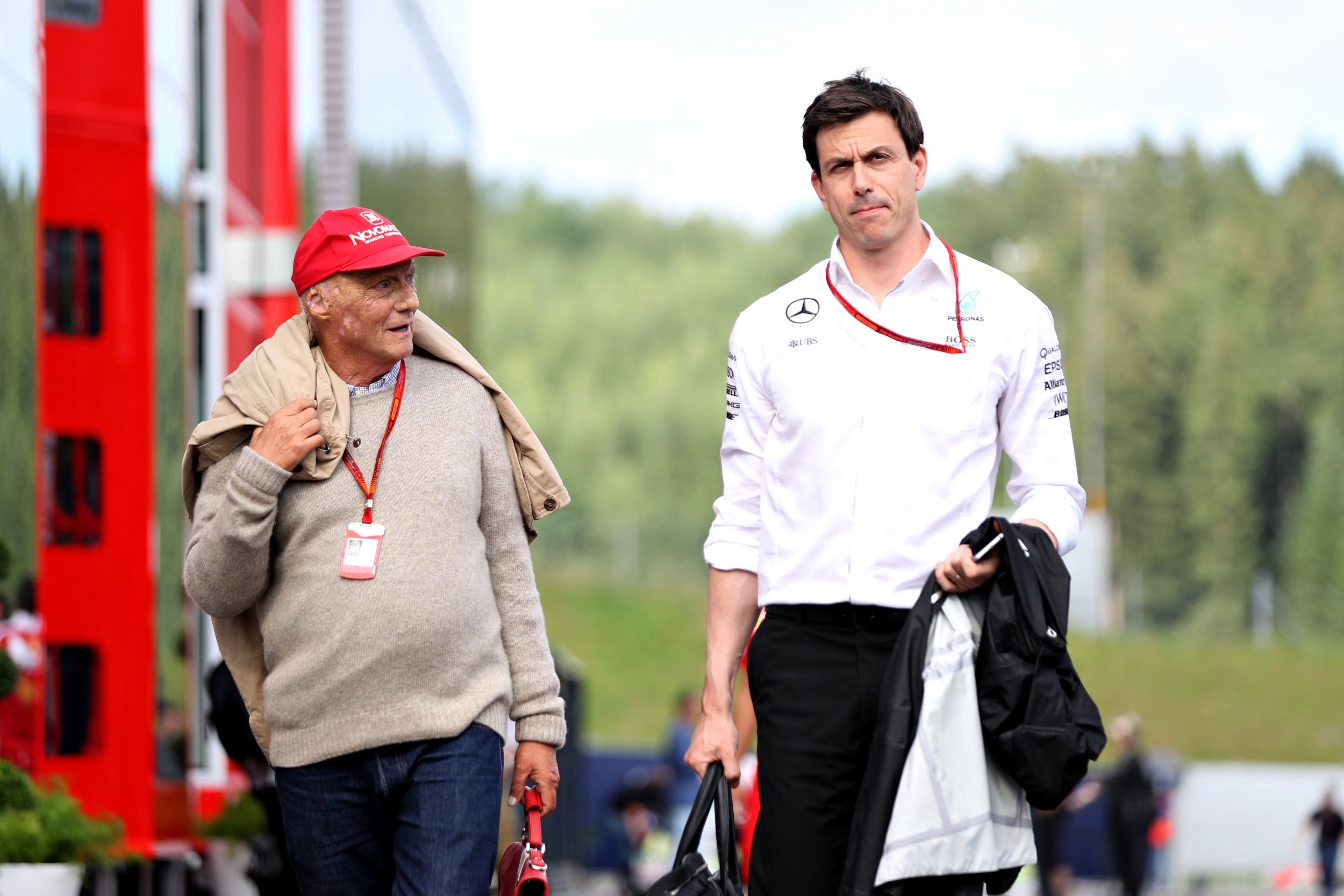 Toto Wolff dalās ar Niki Laudas stāstu par Hamiltona ikonisko pole pozīciju Singapūrā
