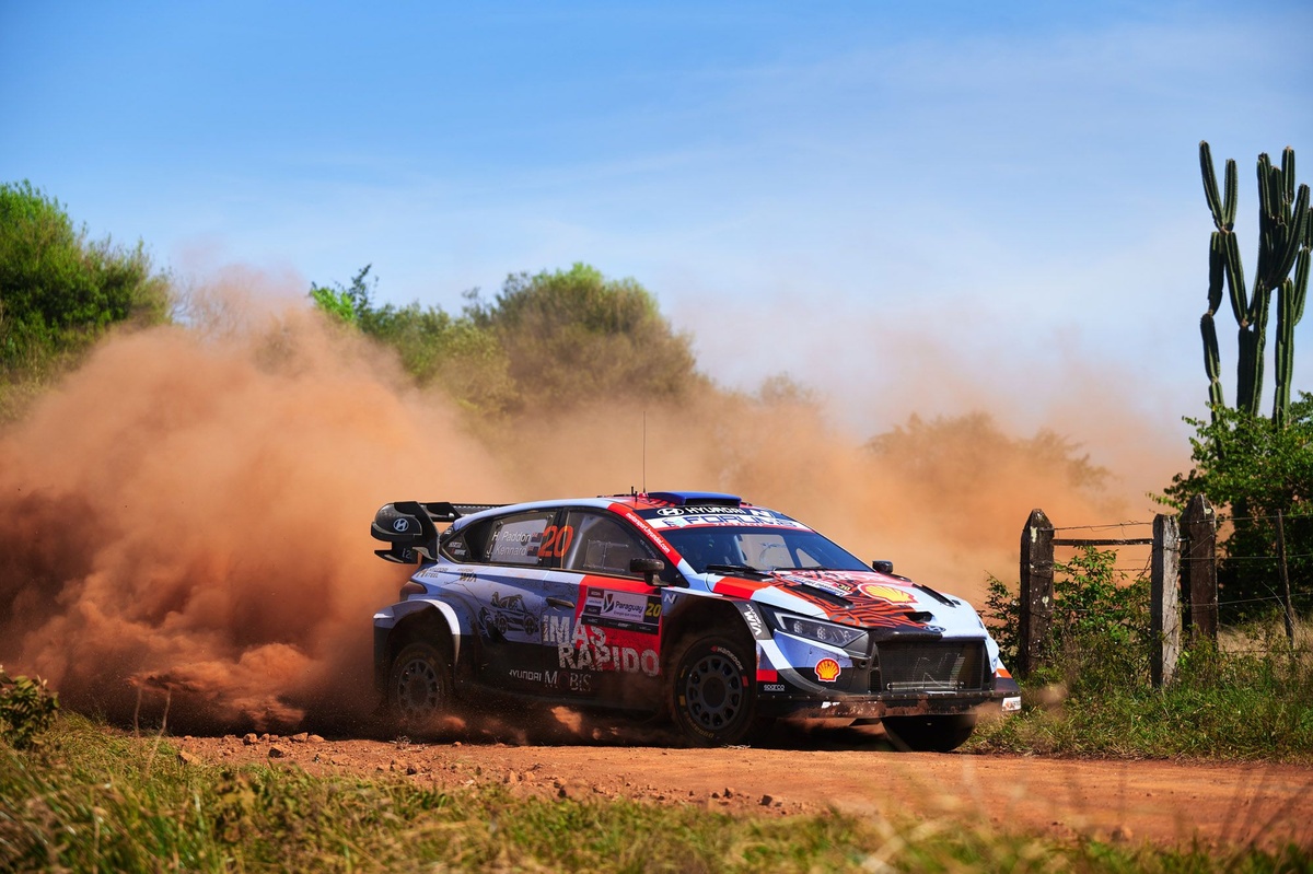 WRC Paraguay: Paddon vada pēc dramatiska rīta ar vairākām izstāšanām