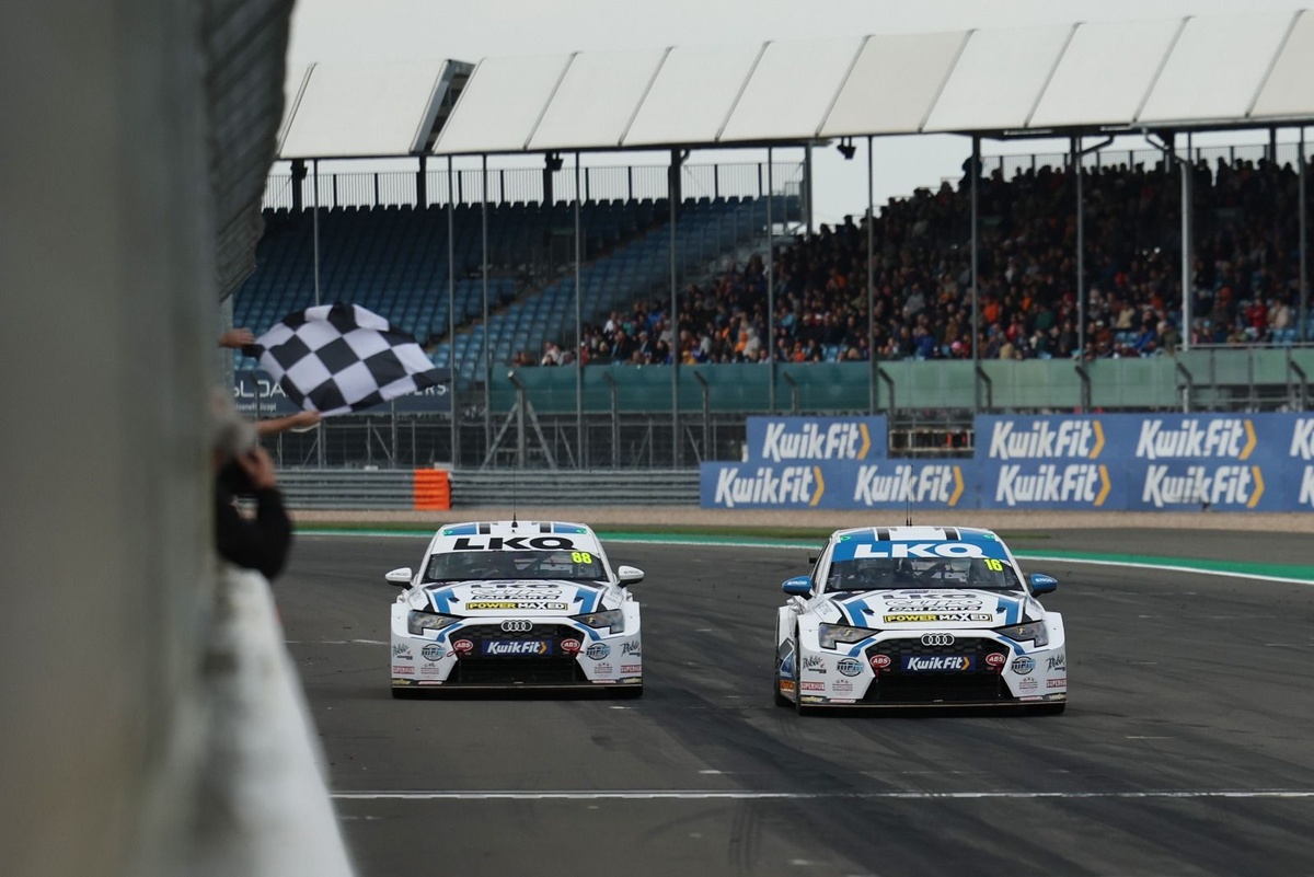 Aiden Moffat uzvar BTCC Silverstone sacensībās ar atceltu sodu