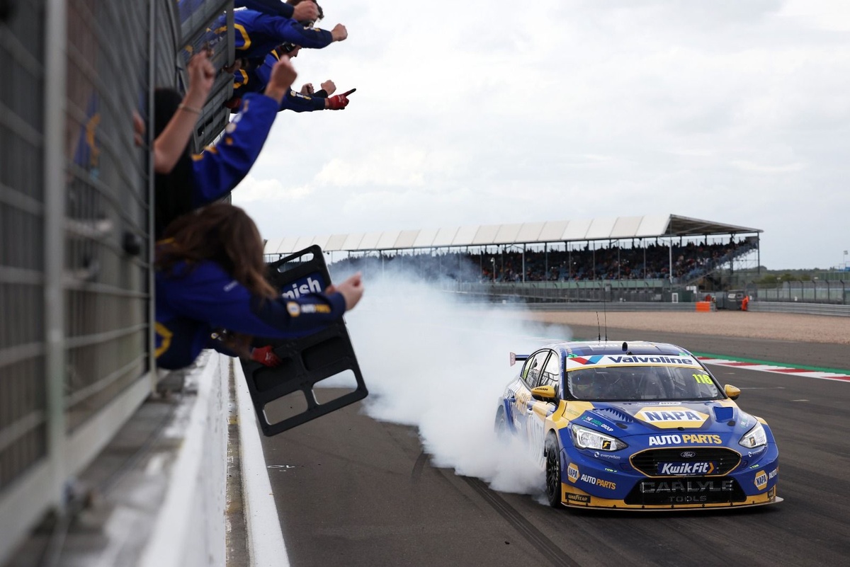 Ash Sutton izcīna piekto BTCC titulu prestižajā Silverstone trasē