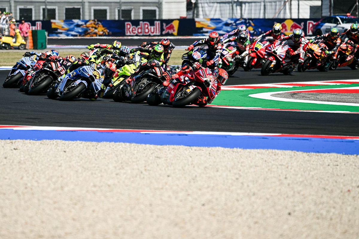 Bezzecchi nespēj noturēt līderpozīciju Misano sprintā pret Marquez