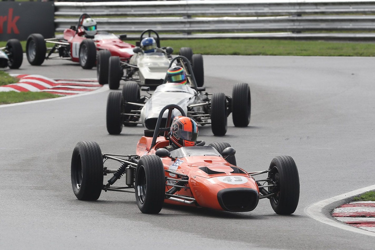 Callum Grant uzvar Oulton Park Gold Cup un kļūst par Autosport nacionālo rangā līderi