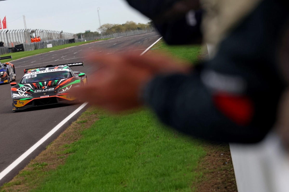Collard un Cook uzvar Donington Park, pārņemot vadību Britu GT čempionātā