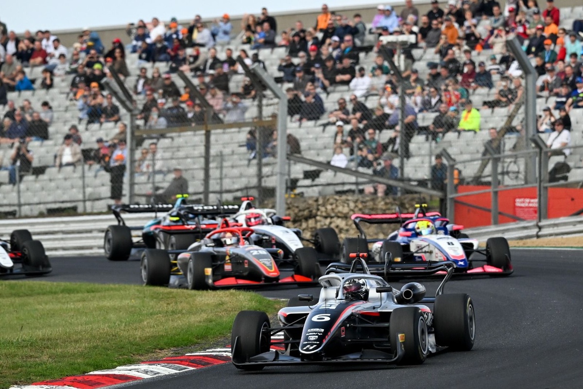 Fairclough spīd Brands Hatch, saglabājot titula cerības GB3 čempionātā
