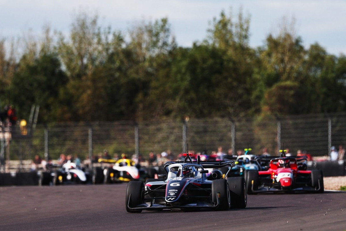 Fairclough turpina uzvarēt GB3 sacensībās Donington Park