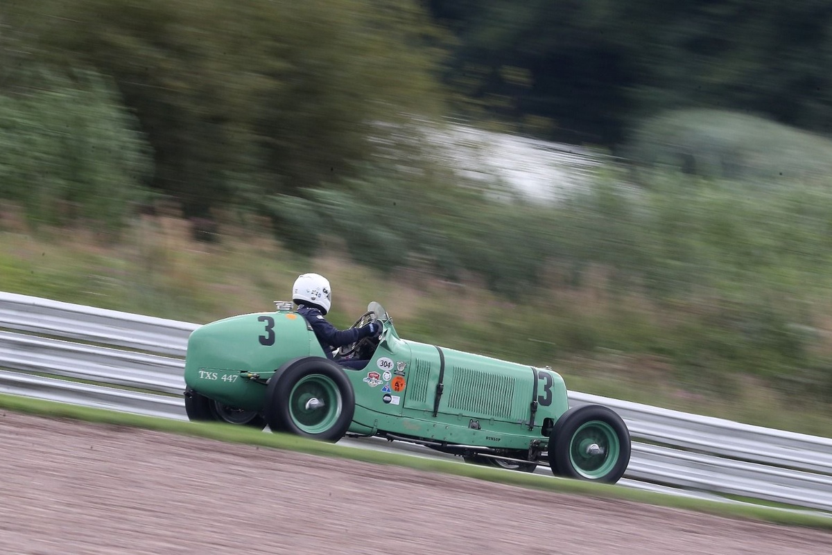 Gillies un Grant triumfē Oulton Park Gold Cup sacensībās