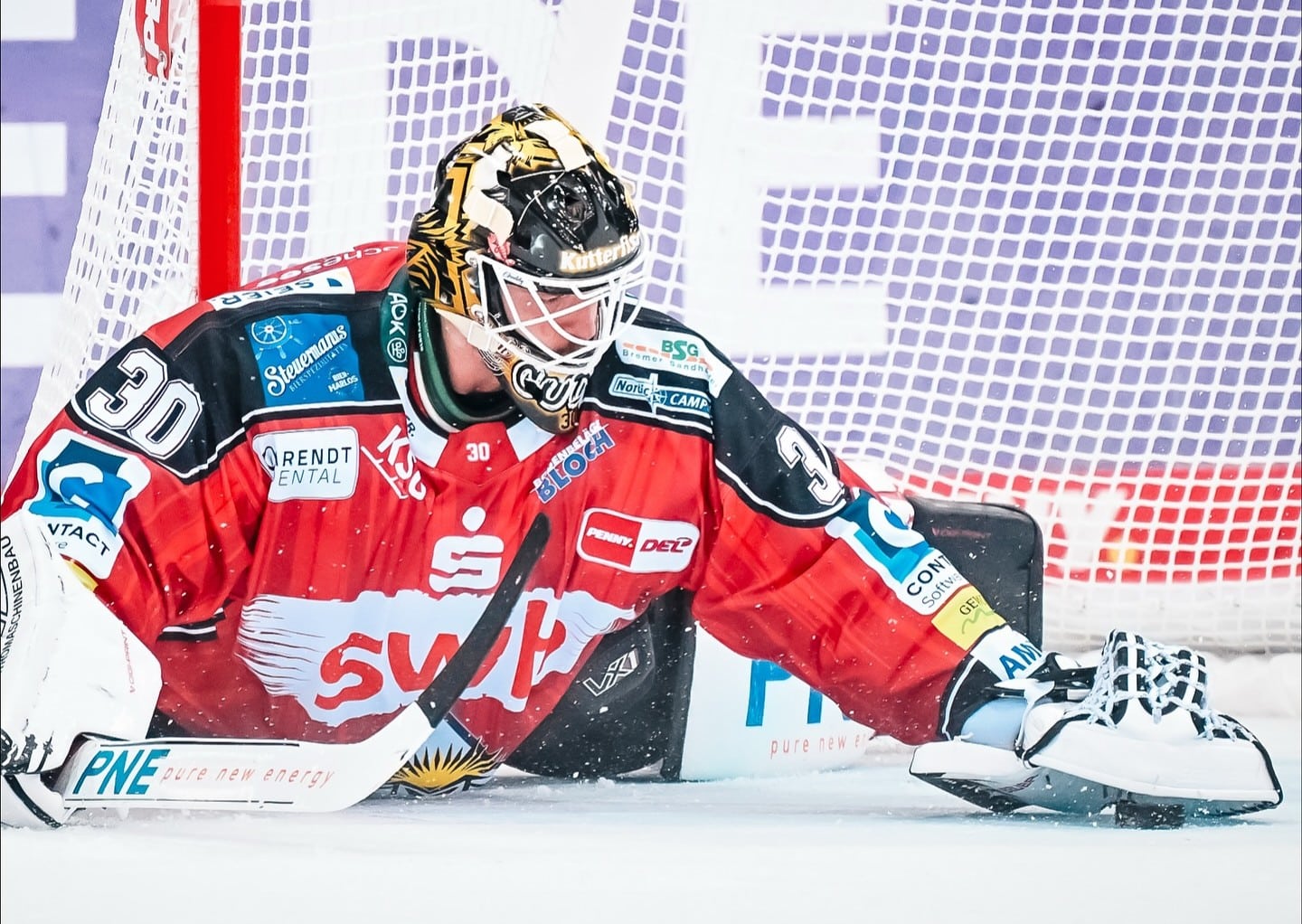 Gudļevskis atnes uzvaru “Fischtown Pinguins” Vācijas hokeja līgā