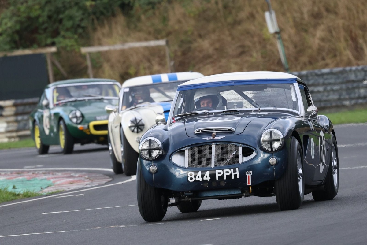 Healey, MGB un Lotus Elan uzvar Castle Combe Autumn Classic