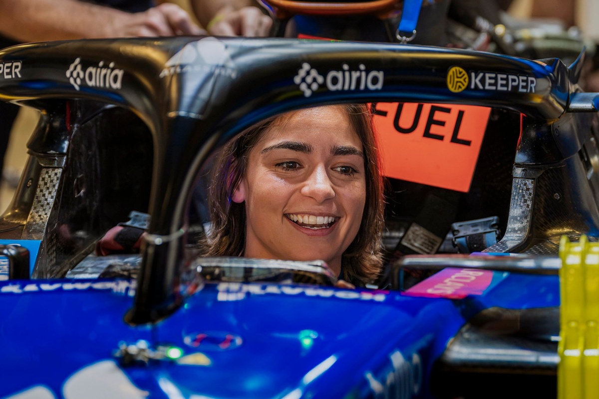 Jamie Chadwick kļūst par otro sievieti, kas testē F1 auto 2023. gadā