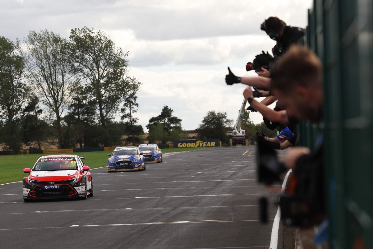 Josh Cook uzvar BTCC kvalifikācijas sacensībās Croft trasē