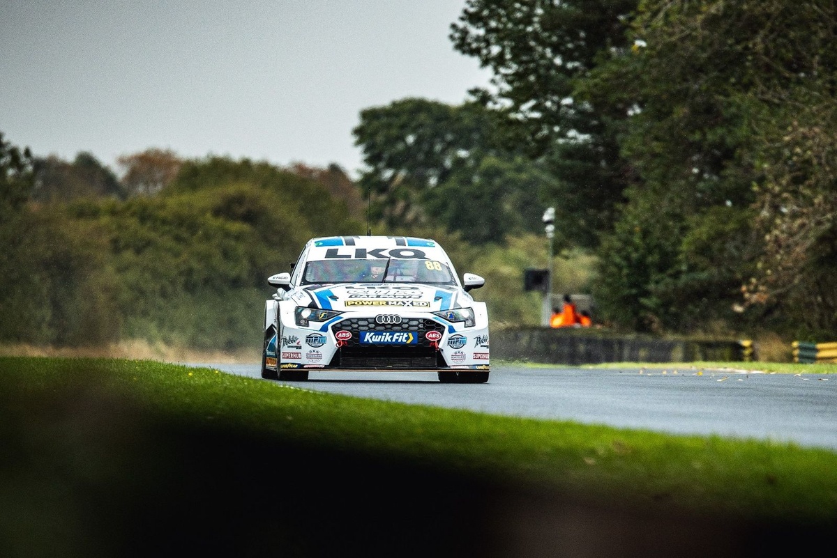 Mikey Doble uzvar BTCC finālā Croft trasē traumu pavadībā