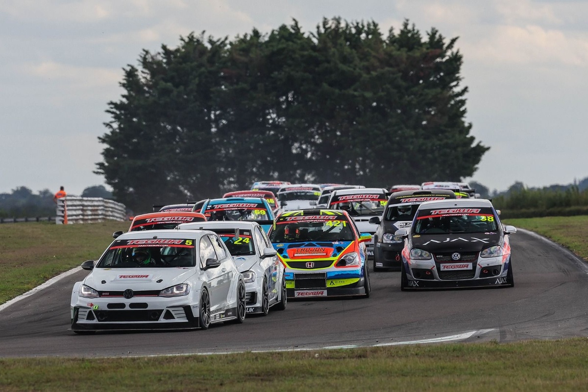 Packer un Parkin uzvar Snetterton Roadsports sacensībās
