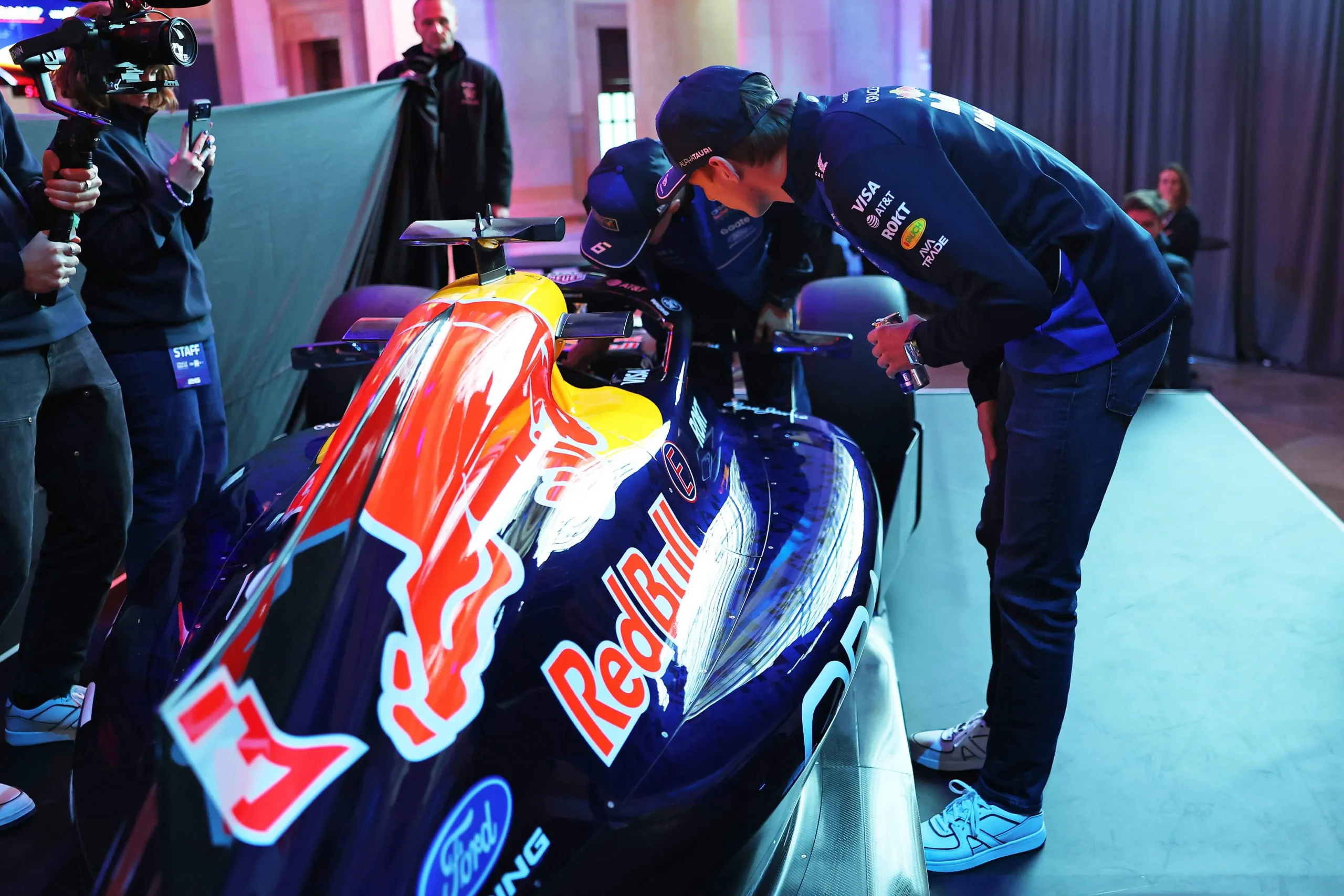 Red Bull aizstāv lēmumu piespiest Verstapenu atdot divas pozīcijas