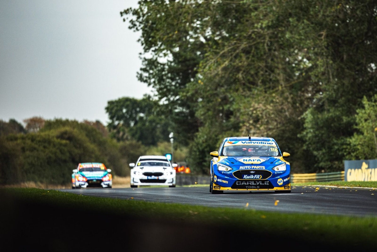 Sublīma Ash Sutton uzvara BTCC Croft otrajā sacensībā