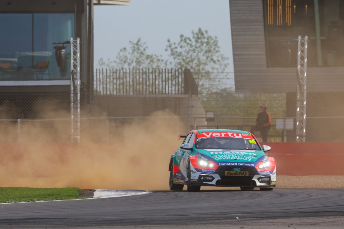 Tom Ingram uzvar slapjā noslēguma sacensībā Silverstone