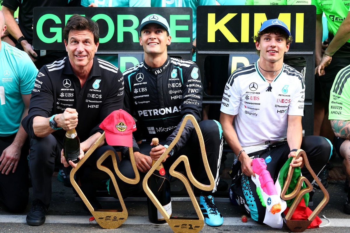 Toto Volfs: George Russell var kļūt par nākamo F1 čempionu pēc grūtā 2026. gada