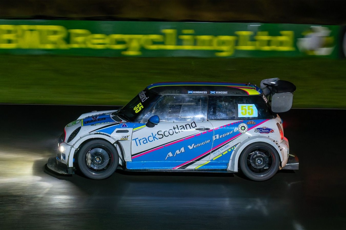 Vietējie braucēji triumfē Knockhill pirmajās nakts sacensībās