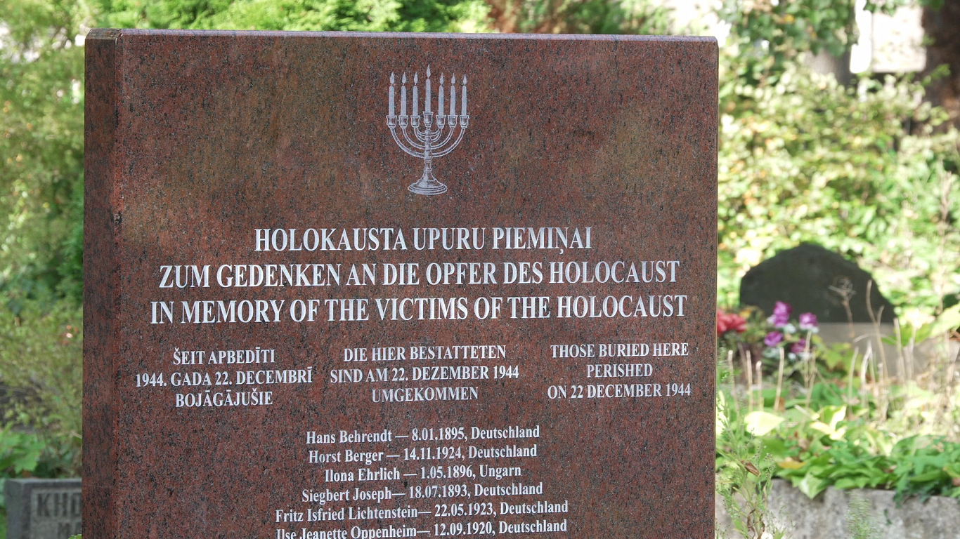 Atklāts memoriāls holokausta upuriem Liepājā