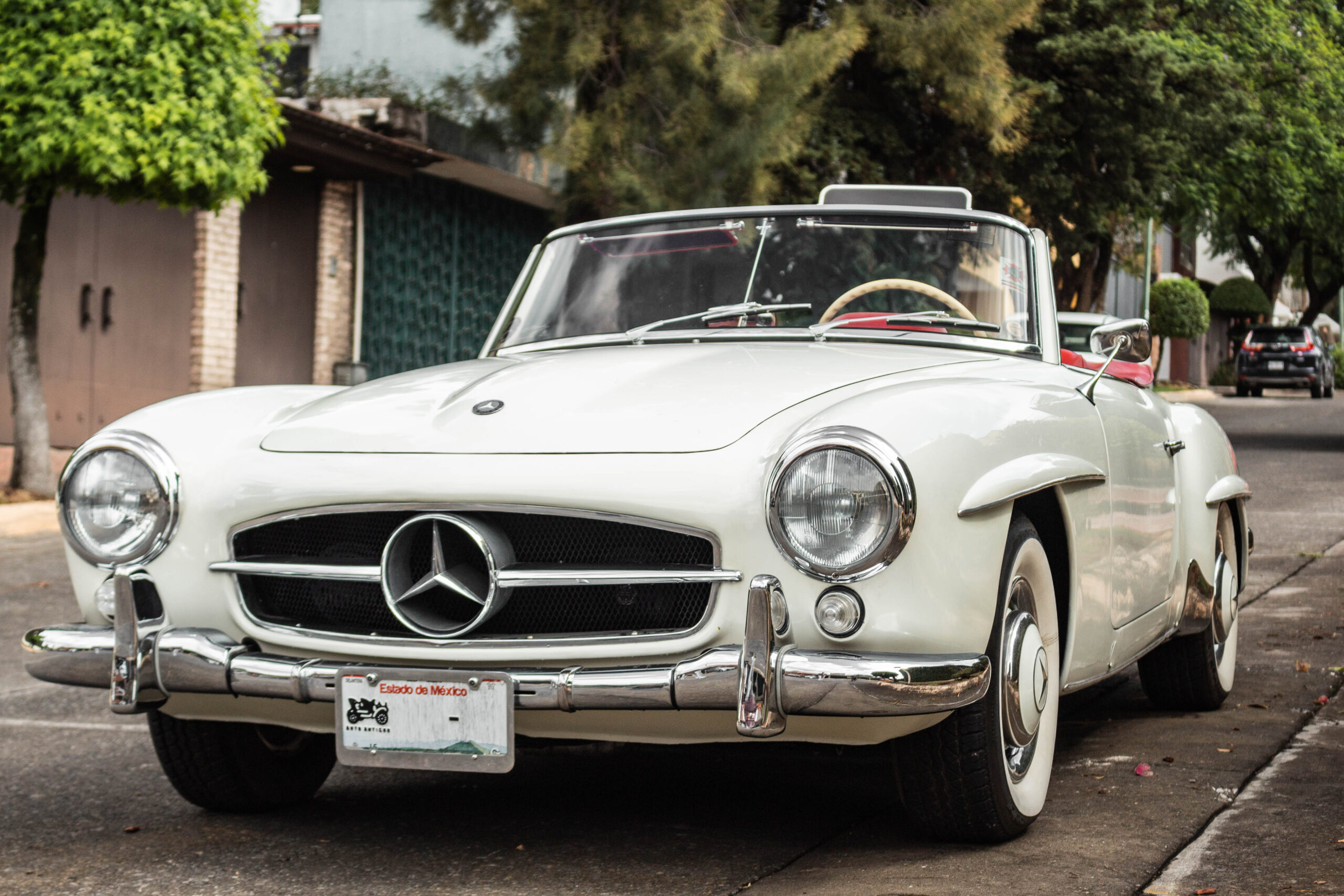 BMW, Ferrari un Mercedes-Benz: Neparastās automobiļu ražotāju galvenās mītnes