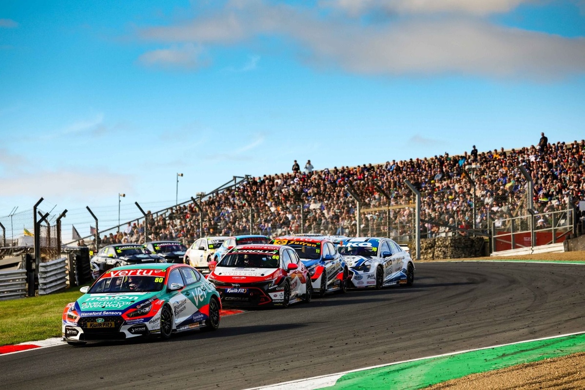 Cammish iegūst uzvaru Brands Hatch pēc Collard soda