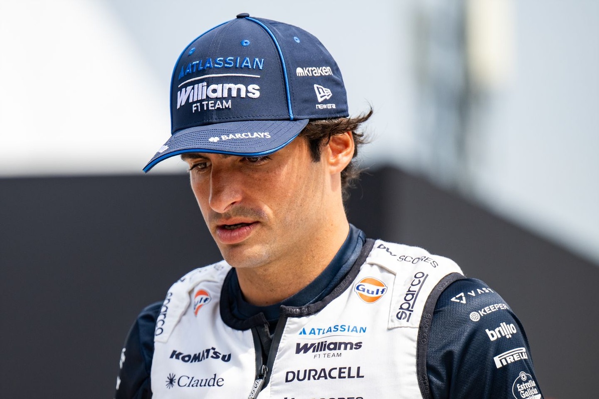 Carlos Sainz izsaka šaubas par F1 2026 sezonas noslēgumu Tuvajos Austrumos