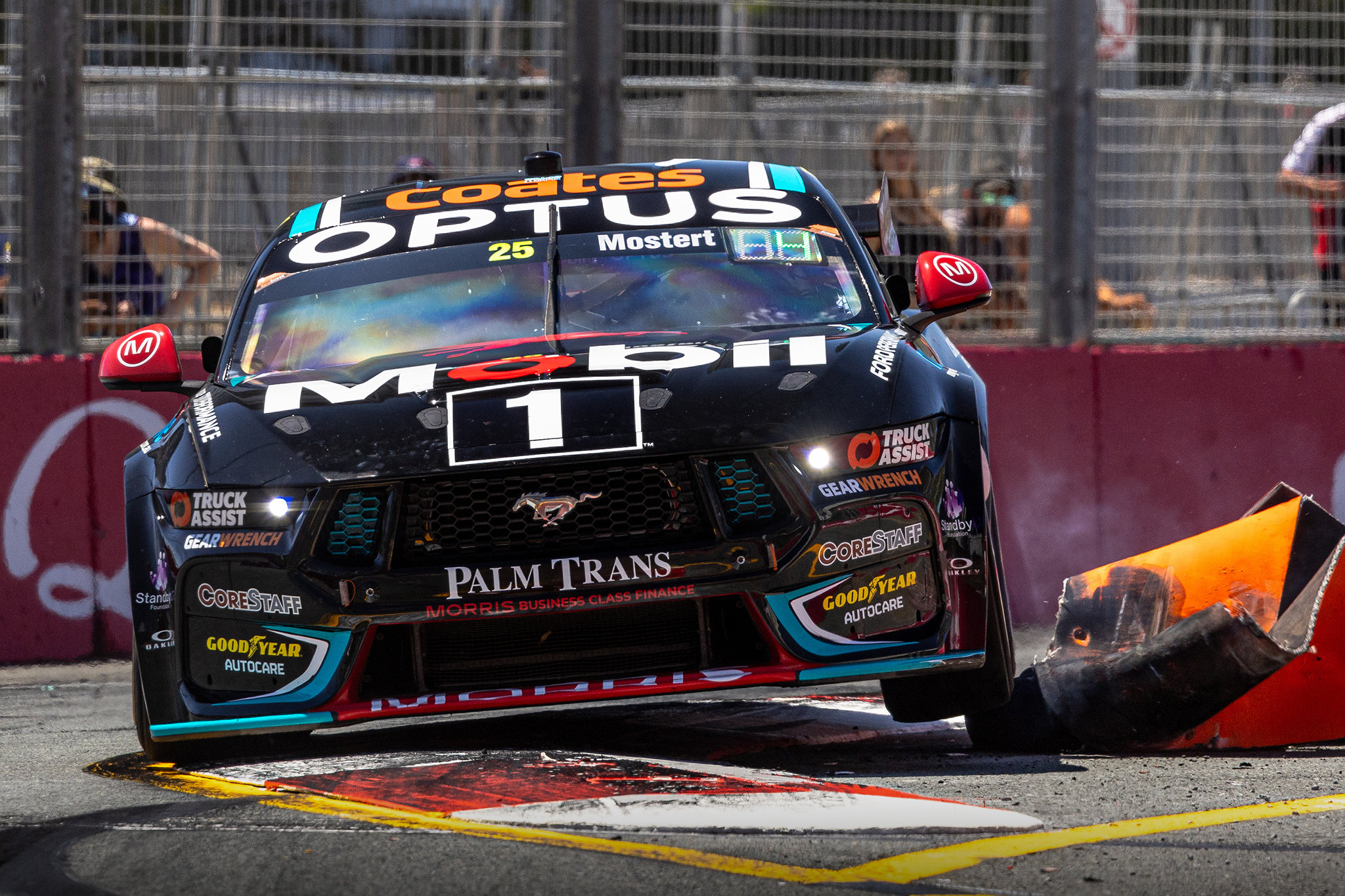 Chaz Mostert uzvar mitrā Supercar sacensībā Gold Coast