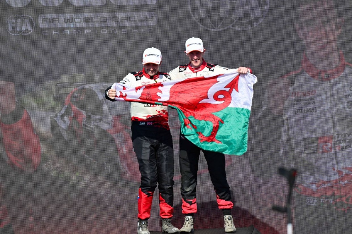 Elfyn Evans kļūst par WRC čempionu pēc dramatiskas finiša Sardīnijā