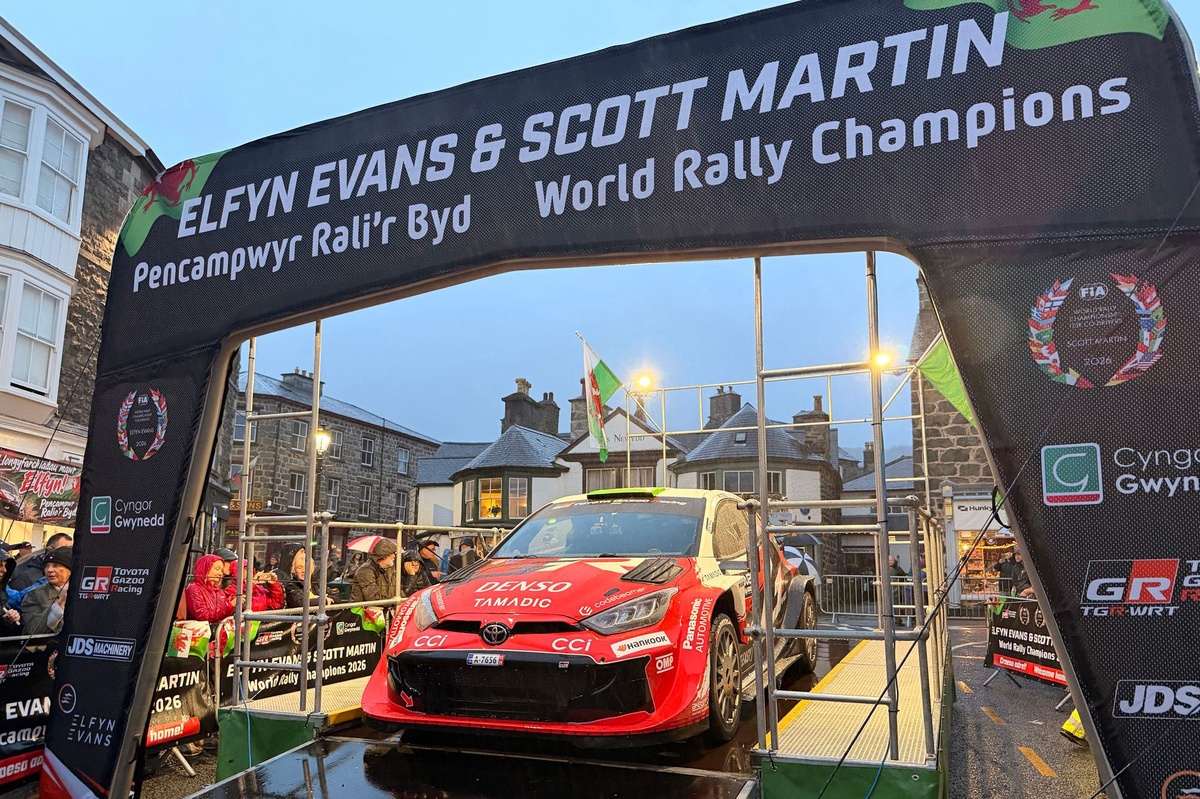 Evans saņem varonīgu uzņemšanu pēc WRC titula iegūšanas