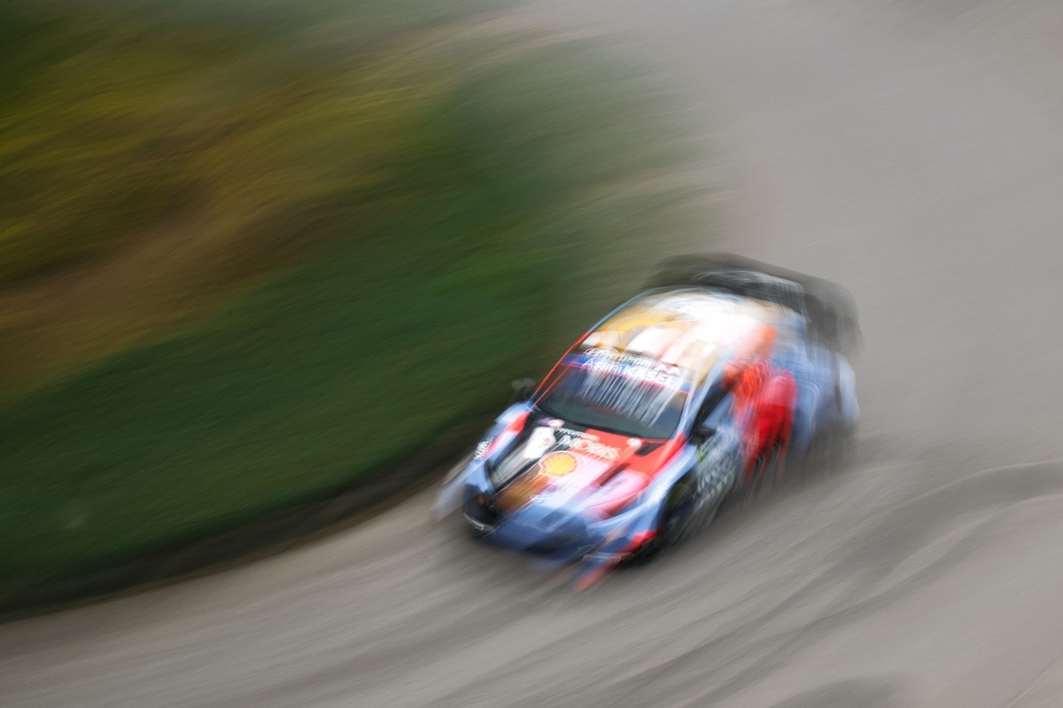 Fourmaux izvirzās vadībā WRC Sardīnijā pēc sarežģīta rīta