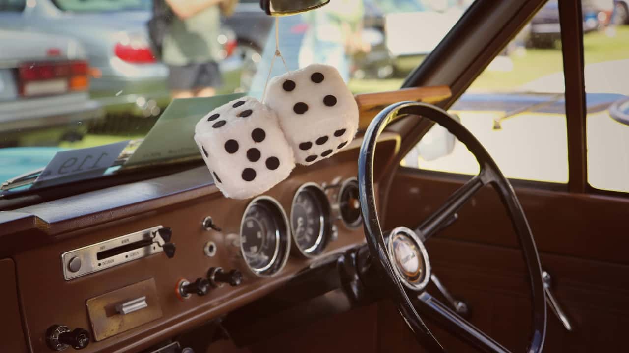Fuzzy Dice: Neparasts Piederums ar Otrā Pasaules Kara Saknēm