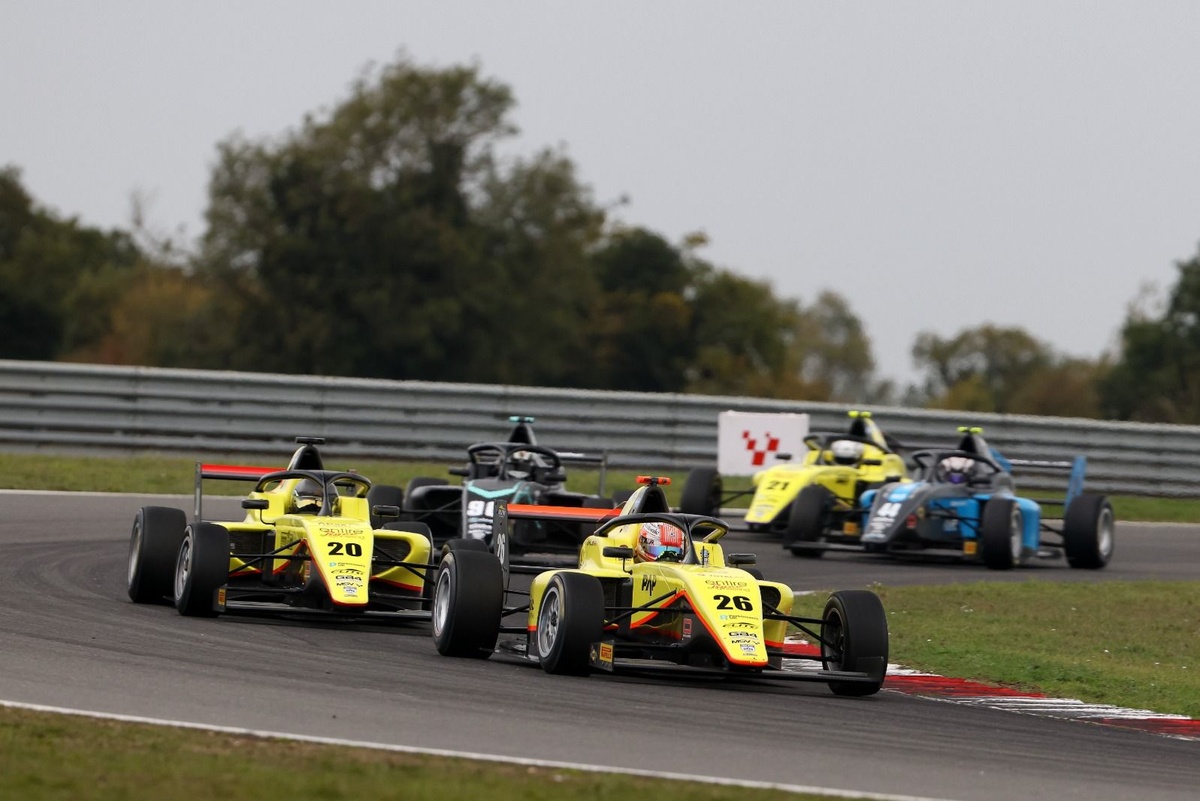 Jesse Phillips izcīna GB4 ziemas sērijas titulu dramatos apstākļos Snettertonā