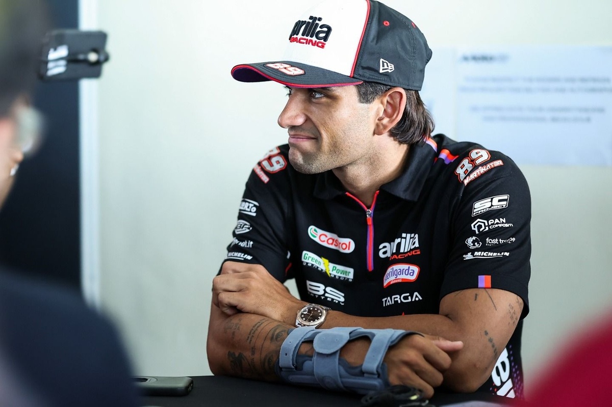Jorge Martin turpina sacensības ar lauztu roku Sepangā