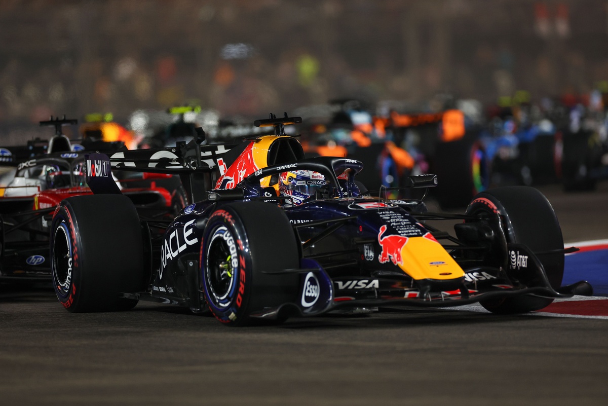 Max Verstappen izcīna pirmo uzvaru Singapūras Grand Prix