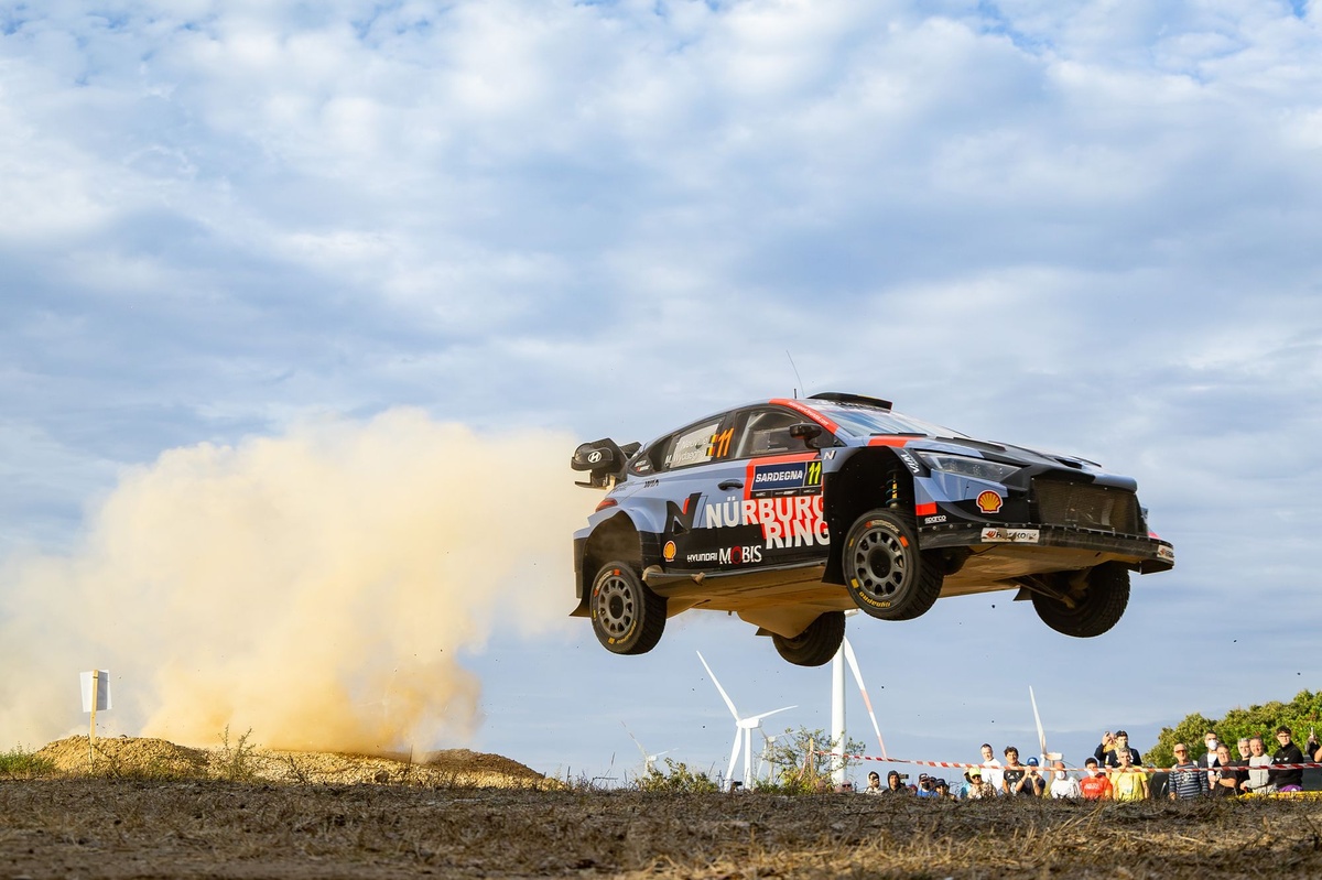 Neuville pārņem vadību WRC Sardinijā, Hyundai komandā triumfē