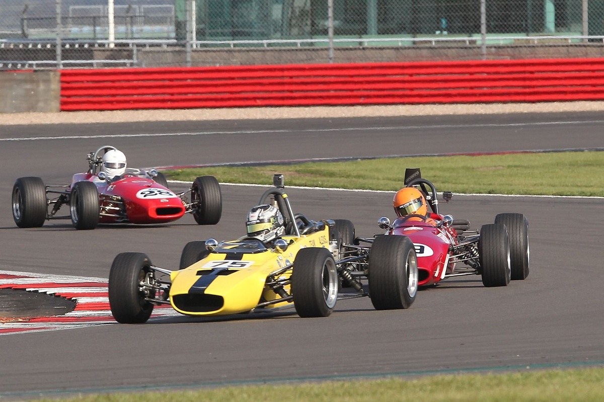 Peter de la Roche uzvar Silverstone vēsturiskajā F3 sacensībā ar 0.042 sekunžu pārsvaru