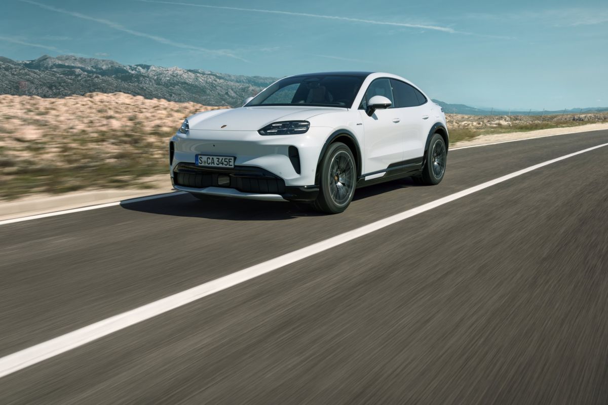 Porsche attīsta jauno superauto ar plakano astoņu dzinēju