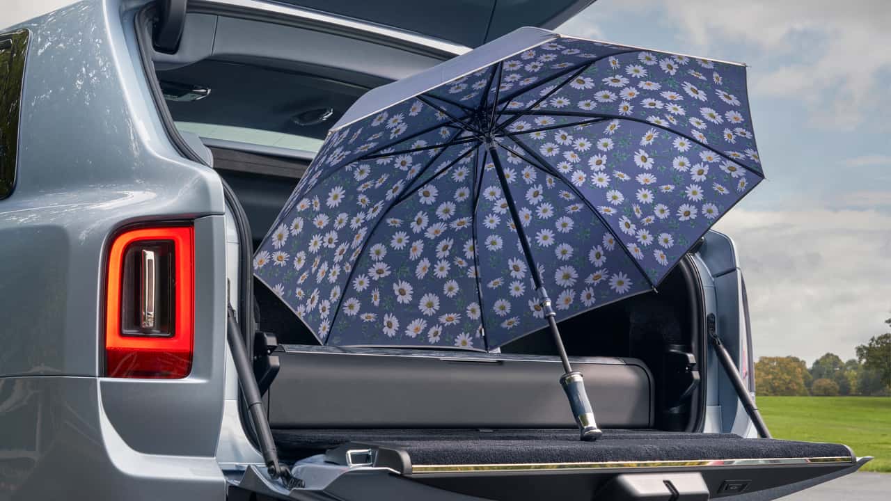 Rolls-Royce slēptais lietussargs: luksusa detaļa, kas pārsteidz ar praktiskumu