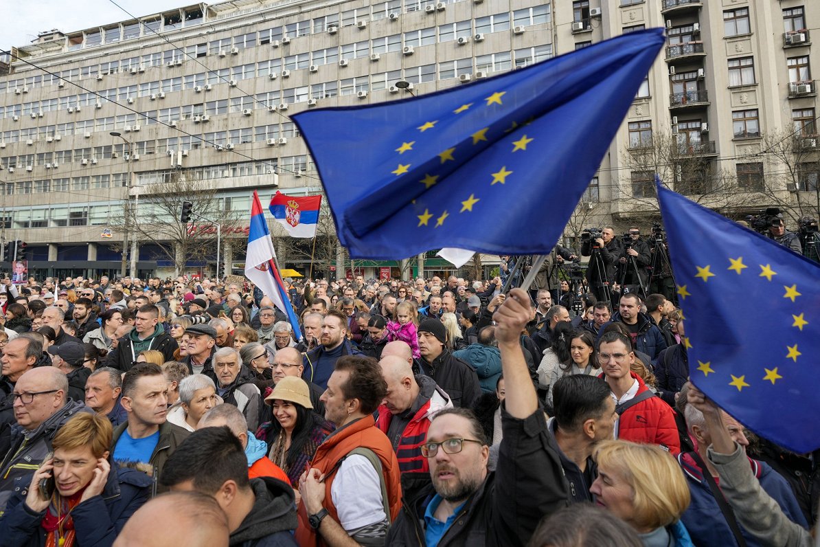 Serbijas vēlēšanu uzvarētāji sola turpināt eirointegrācijas kursu