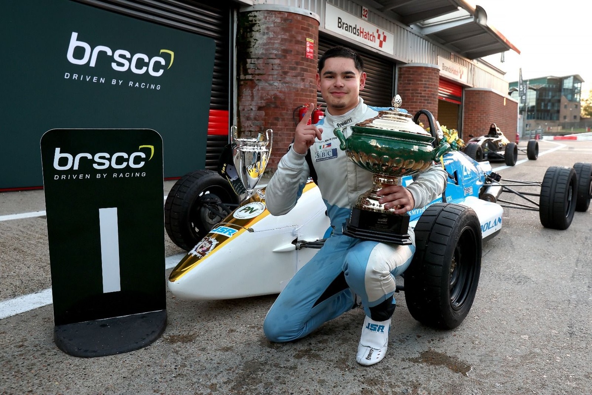 Smyth izcīna uzvaru Formula Ford festivālā, neskatoties uz sadursmi ar komandas biedru