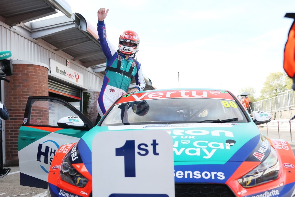 Tom Ingram nodrošina otro vietu BTCC čempionātā ar divām uzvarām Brands Hatch