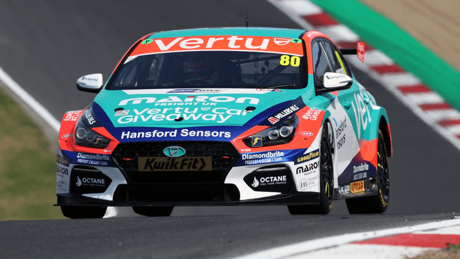 Tom Ingram uzvar Brands Hatch BTCC sacensībās ar izcilu manevru