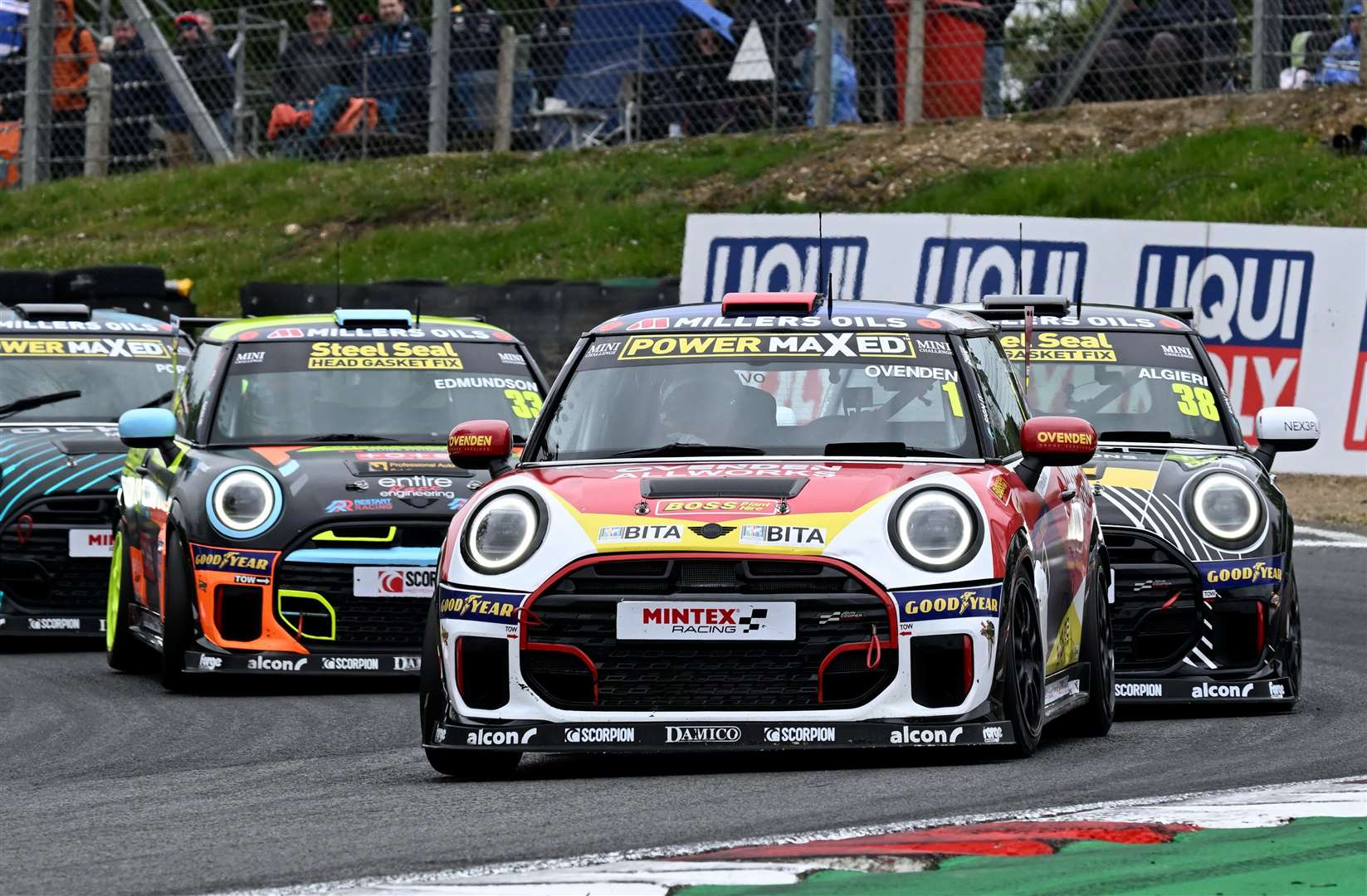 Tom Ovenden uzvar Mini Challenge titulu Brands Hatch ar vienu punktu pārsvaru