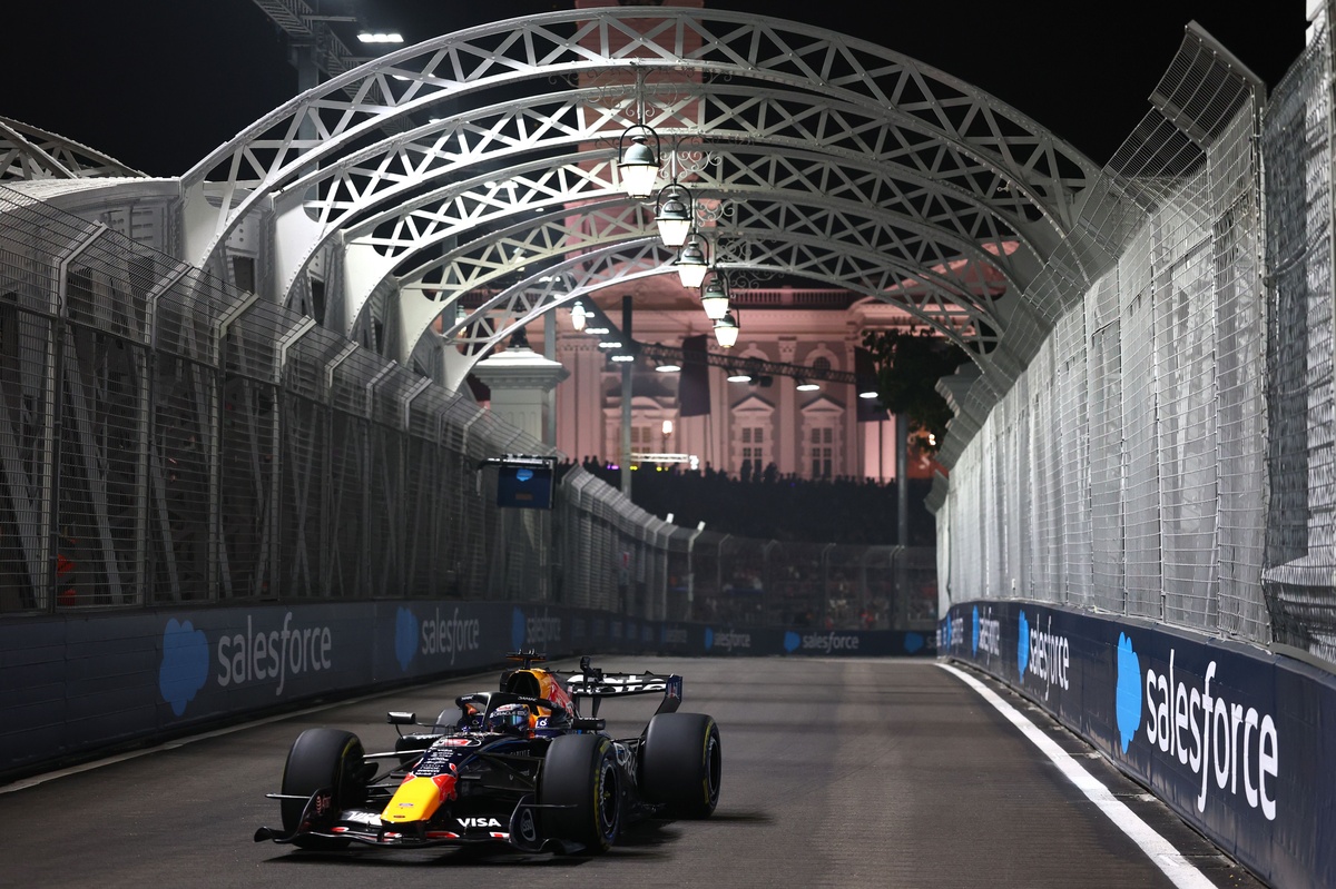 Verstappen gūst uzvaru sprinta kvalifikācijā Singapūrā, Antonelli starts no septītās vietas