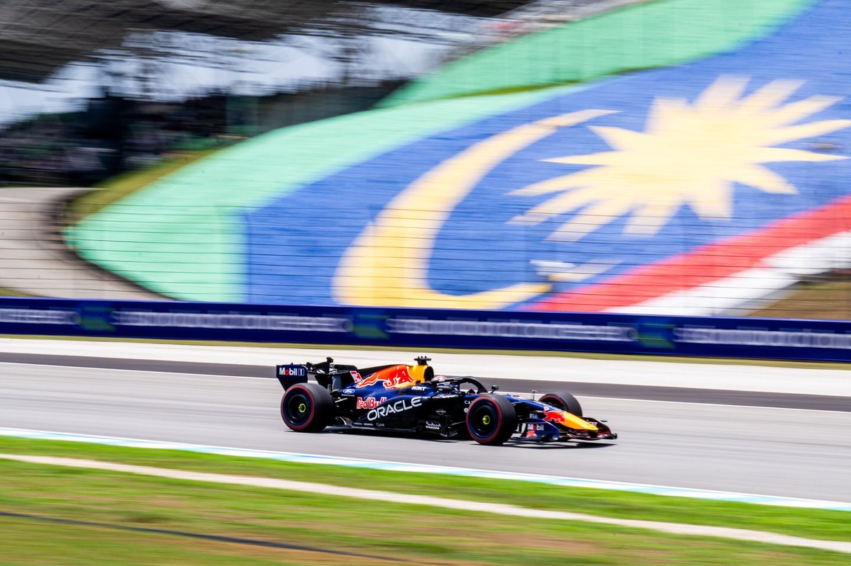 Verstappen iegūst pirmo pole pozīciju sezonā Malaizijā
